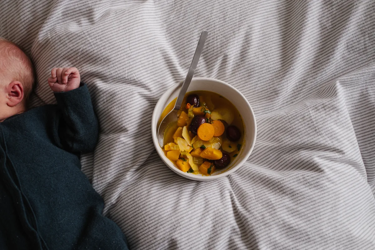 Dabei schwört sie auf «Bowls», also Schalen, aus denen sowohl am Tisch, auf dem Sofa als auch im Bett gegessen werden kann.  Ashley Schütz kocht für Frauen im Wochenbett.